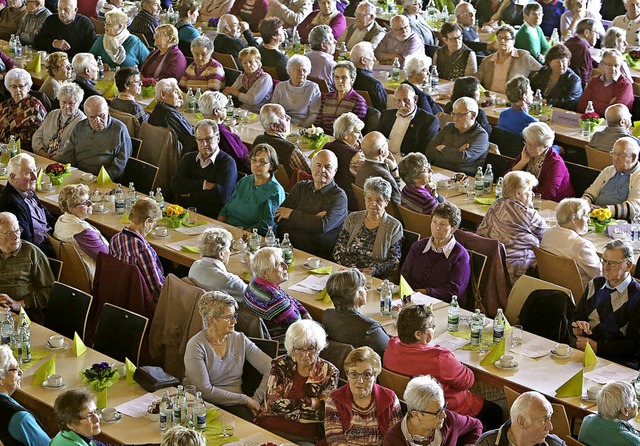 Die Gemeinde lud ein, und sie kamen au...ennachmittag in der Sternenberghalle.   | Foto: christoph breithaupt