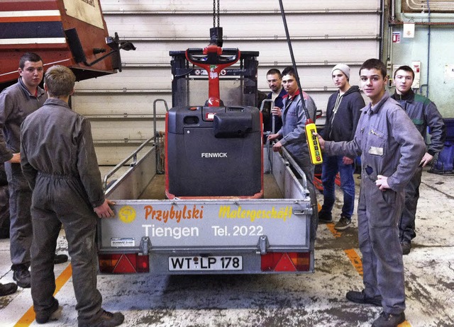 Der Hubwagen wird unter Aufsicht der Schler verladen.   | Foto: Schule