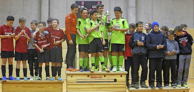 Jungkicker auf dem Treppchen: Die Sieg...ulburg, 2. FC Wallbach, 3. FV Fahrnau.  | Foto: Privat