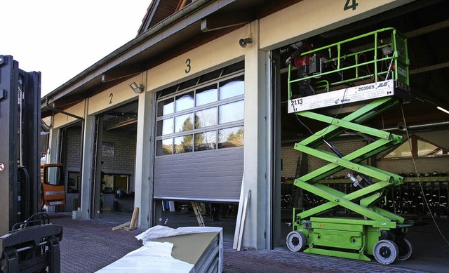 Neue Rolltore werden derzeit am Feuerwehrgertehaus installiert.   | Foto: Marlies Jung-Knoblich
