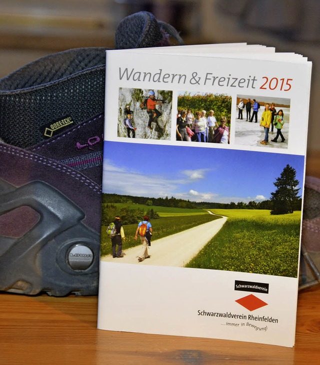 Jedes Mitglied erhlt ein Programmheft Wandern und Freizeit 2015.  | Foto: Danielle Hirschberger