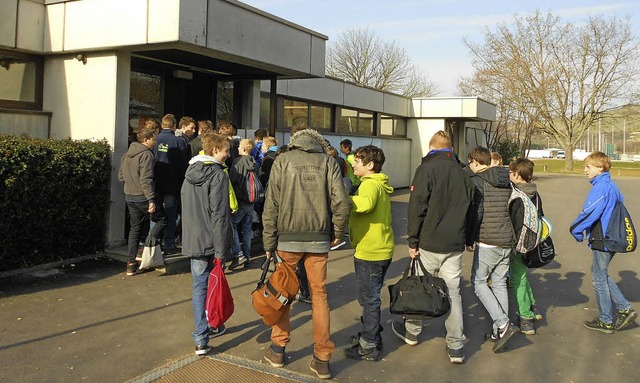 Schler auf dem Weg zum Sportunterrich...einer Sporthalle dringlicher denn je.   | Foto: langelott