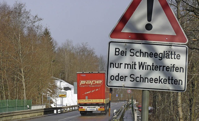Die Betroffenheit ber den Unfalltod e... bei Schneegltte fr Lkw zu sperren.   | Foto: Sattelberger