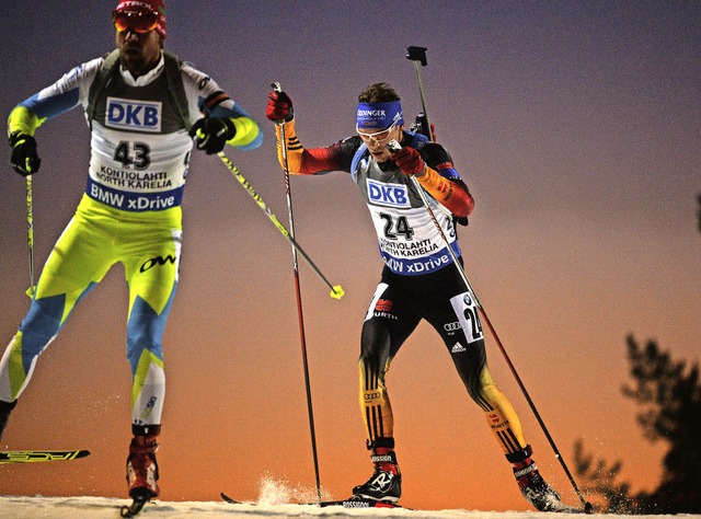 Hechelte im Abendlicht von Kontiolahti...ern hinterher: Simon Schempp (rechts)   | Foto: dpa