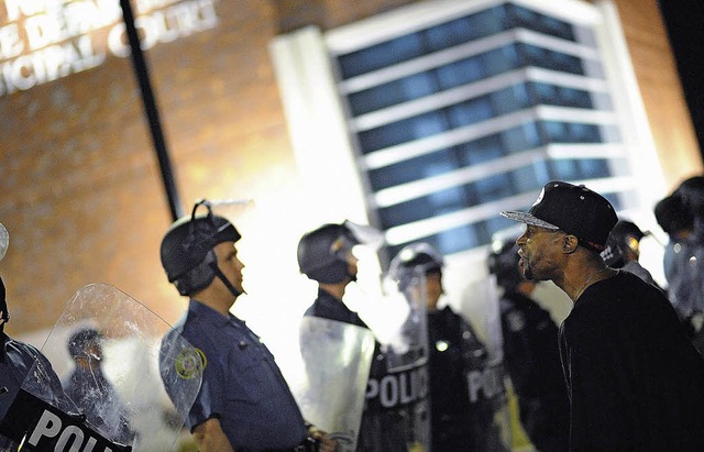 Standen sich in Ferguson wieder gegen...d berwiegend schwarze Demonstranten.   | Foto: AFP