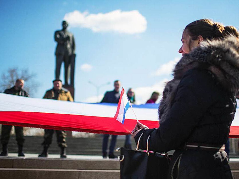 Lenin schaut zu: Vor einem Jahr wurde ...er groen russischen Fahne geschmckt.  | Foto: dp