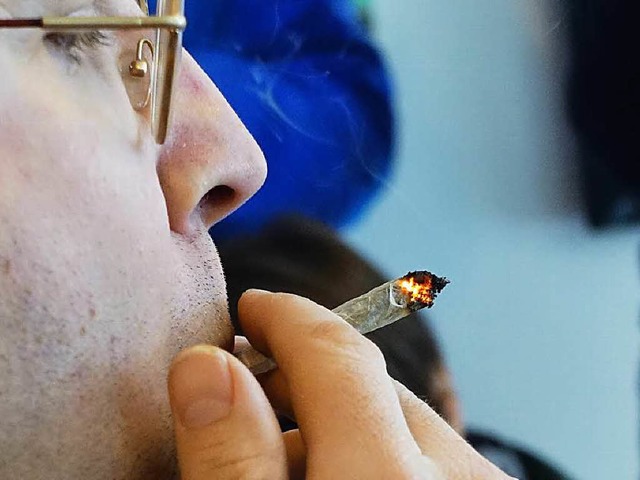 Mann raucht einen Joint.  | Foto: AFP