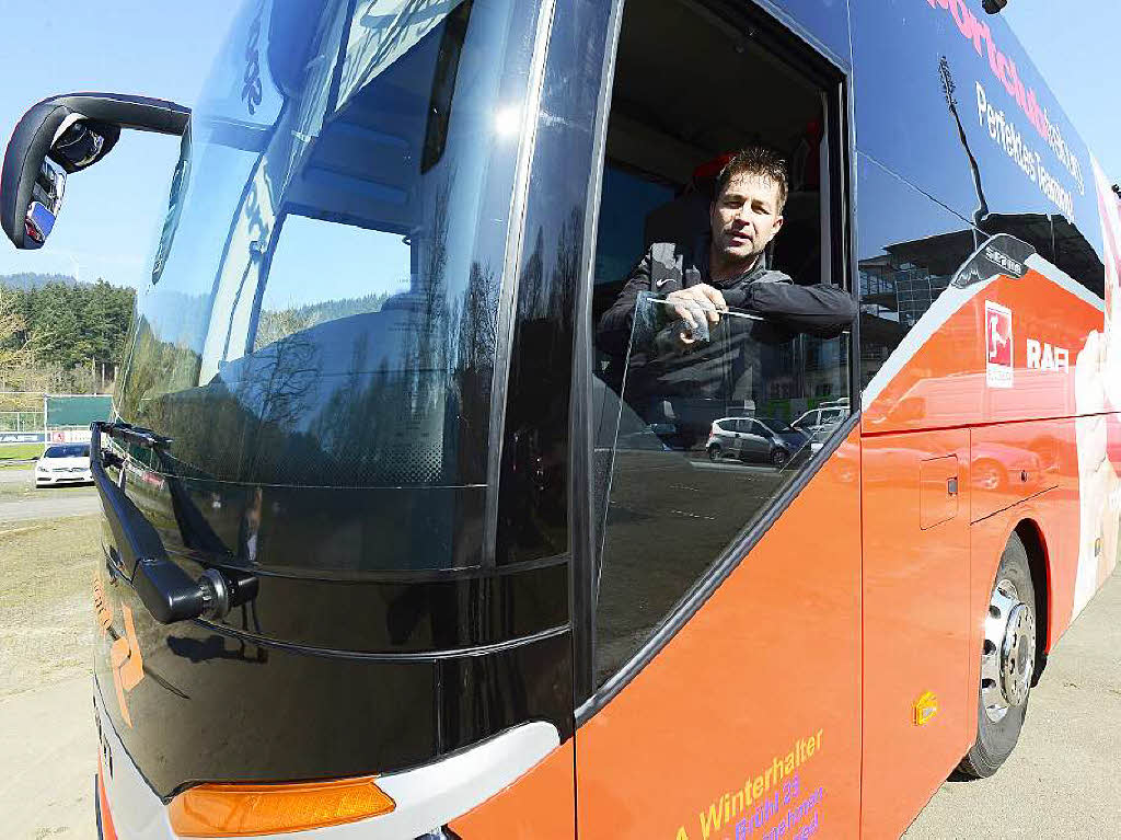Fahrer Stefan Spohn im neuen Mannschaftsbus des SC Freiburg.