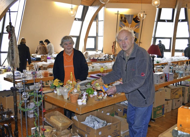 Maria Uhl  und Karl Uhl beim Markt im Pfarrzentrum.   | Foto: Nikolaus Bayer