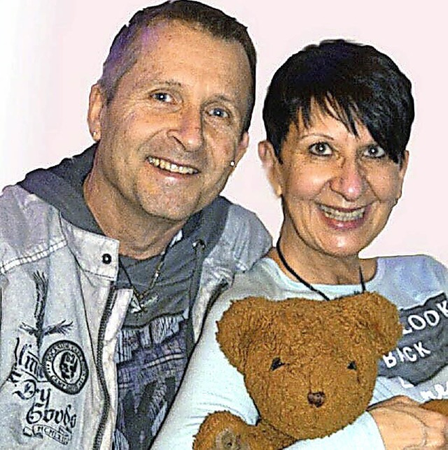 Bernd und Birgit Goldschmidt mit ihrem braunen Bren   | Foto: Privat