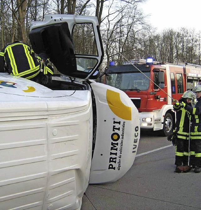 Drei Insassen eines Mercedes Sprinter wurden verletzt.   | Foto: Feuerwehr Achern