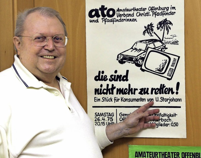 Werner Lacker vor einem Plakat aus frheren Zeiten.   | Foto: Peter Heck