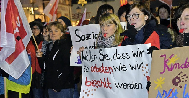 Mit bunten Bannern, Fahnen und Triller...  von der Reithalle bis zum Rathaus.    | Foto: Trauden