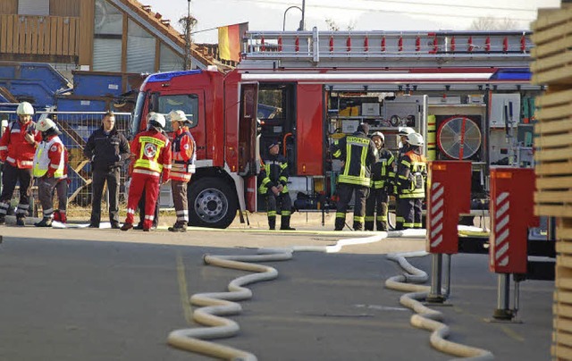 Mehr als 60 Feuerwehrleute waren auf d...unternehmens in Vrstetten im Einsatz.  | Foto: Pia Grttinger 