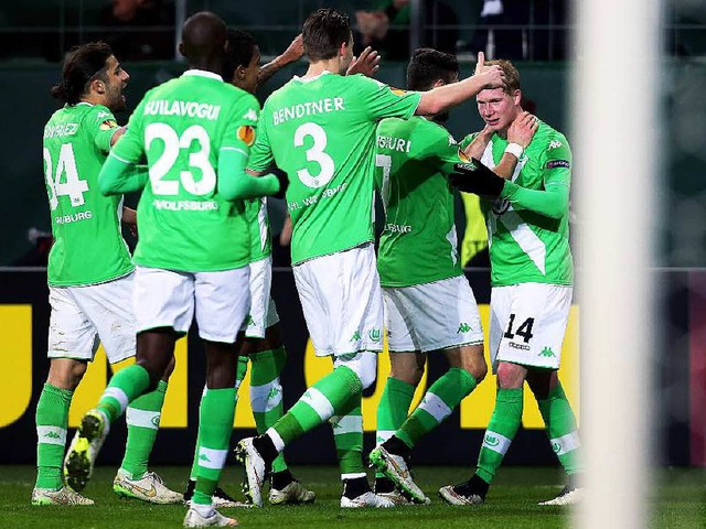 Was fr ein Jubel: Beim VfL Wolfsburg ...eit alles um Kevin de Bruyne (rechts).  | Foto: dpa