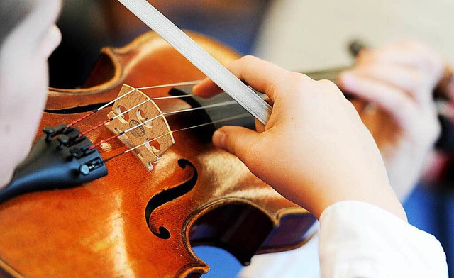Auch das Spielen auf der Geige knnen ...estlicher Kaiserstuhl/Tuniberg lernen.  | Foto: dpa
