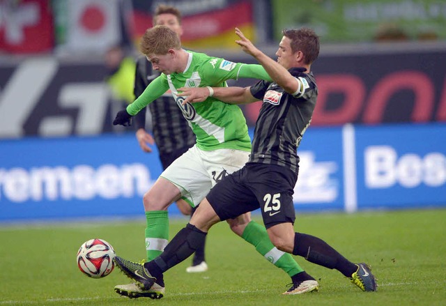 Keine Chance den VfL vom Ball zu trenn...0:3 verloren &#8211; Oliver Sorg (r.).  | Foto: dpa
