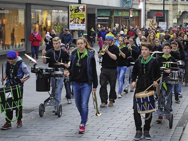 Einige hundert Leute nahmen gestern Na...hen Bummel durch die Innenstadt teil.   | Foto: Thomas Loisl Mink