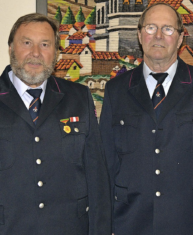 50 Jahre im Dienst der Feuerwehr Karsa...n Fallert (links) und Norbert Agster.   | Foto: Martin Eckert