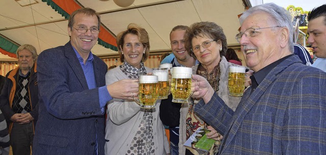 Oberbrgermeister Klaus Eberhardt (lin...hlingsfestes auf dessen Erffnung an.  | Foto: Sarah Nltner