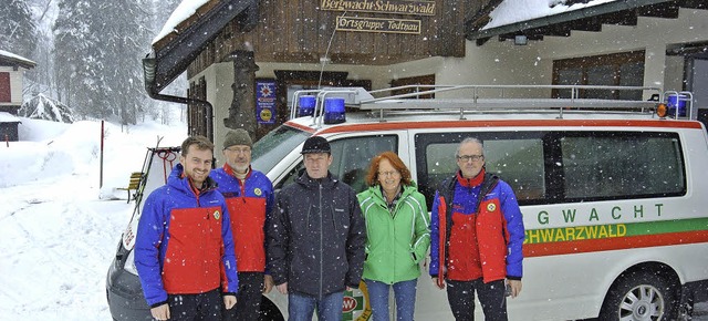 Von links Mirko Friedrich (Leiter Berg...r vor der Todtnauer Bergrettungswache.  | Foto: ZVG