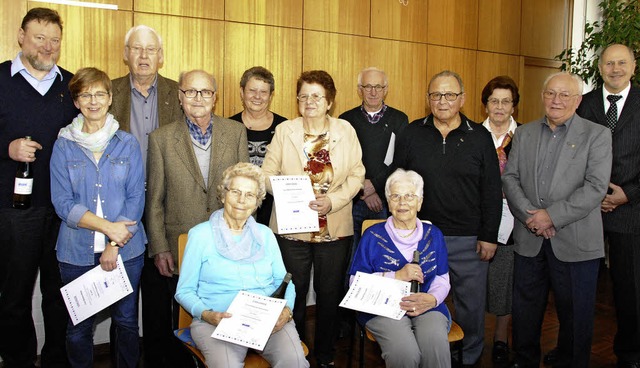 Der Vorsitzende des VdK-Ortsverbands W...chts) ehrten  langjhrige Mitglieder.   | Foto: Sedlak