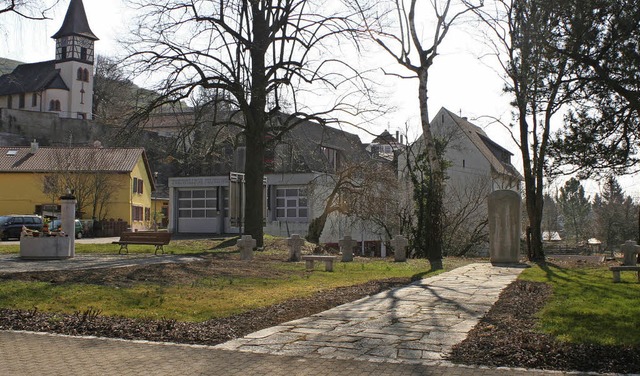 Frei von Gebsch prsentiert sich der ...runnenplatz mit Ehrenmal in Kleinkems.  | Foto: Cremer