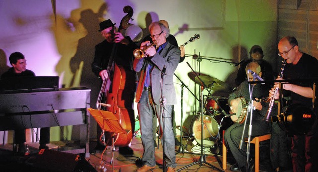 Dieter Steininger (Mitte) und Bernd Ar... beim Benefizkonzert im alten Rathaus   | Foto: Sedlak