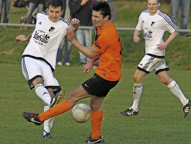 Prellball: Kai Stellmacher (FCW) schie...ndreas Schatz hat die Beobachterrolle.  | Foto: benedikt Hecht