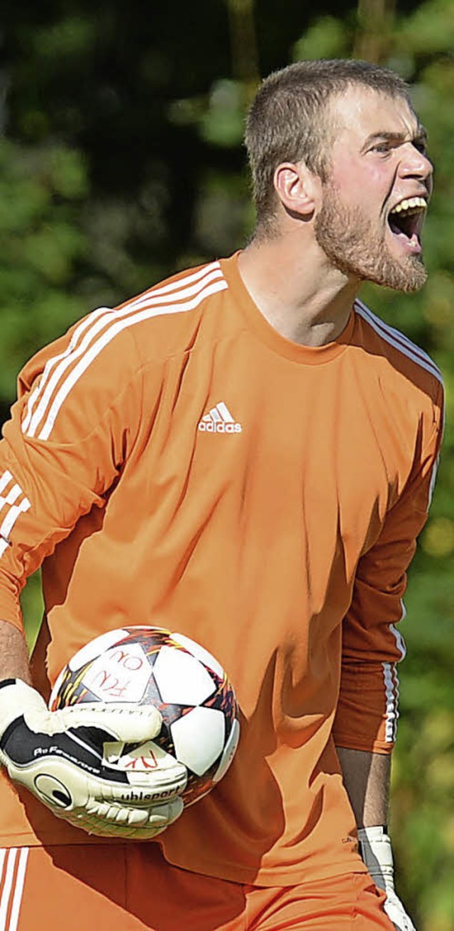 Hielt den Ball und die Punkte  fest: Dominik Osek, der Torwart des FC Lffingen   | Foto: Seeger (A)