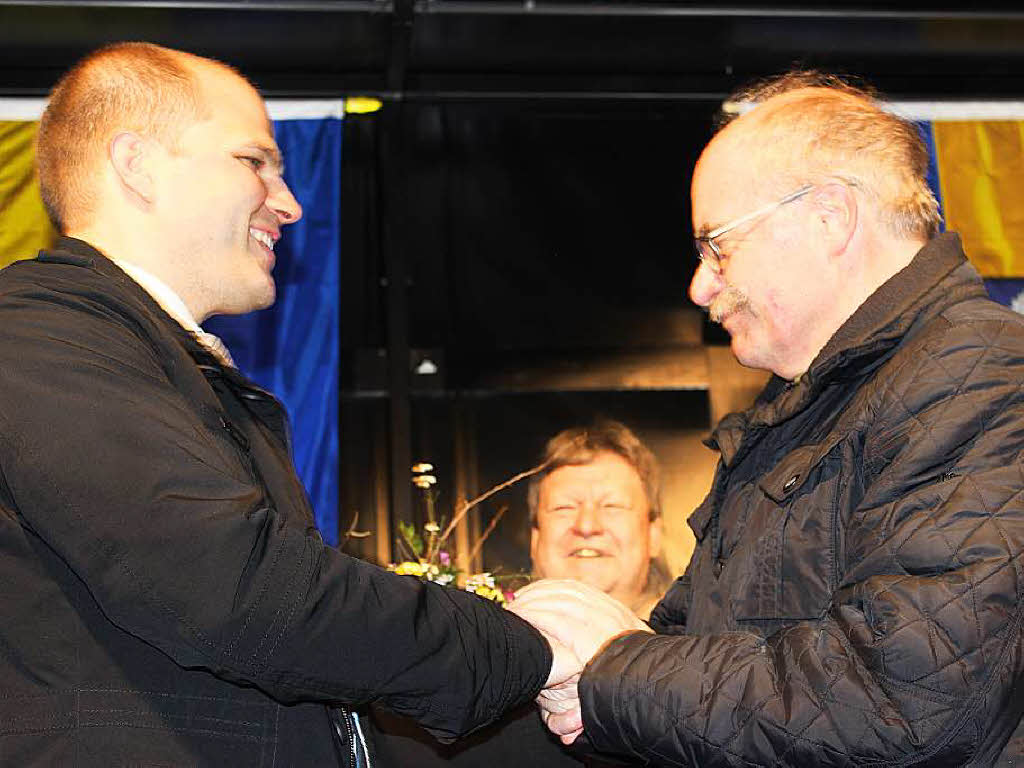 Clemens Bieniger, Brgermeister von Winden, gratuliert Roman Gtzmann.