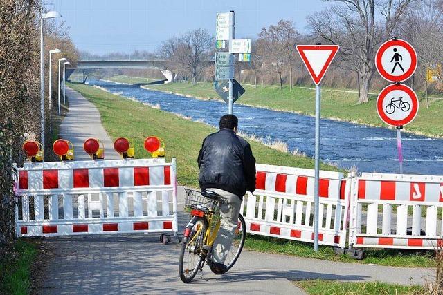 Viele Radler ignorieren Sperrung des Dreisamradwegs in Freiburg