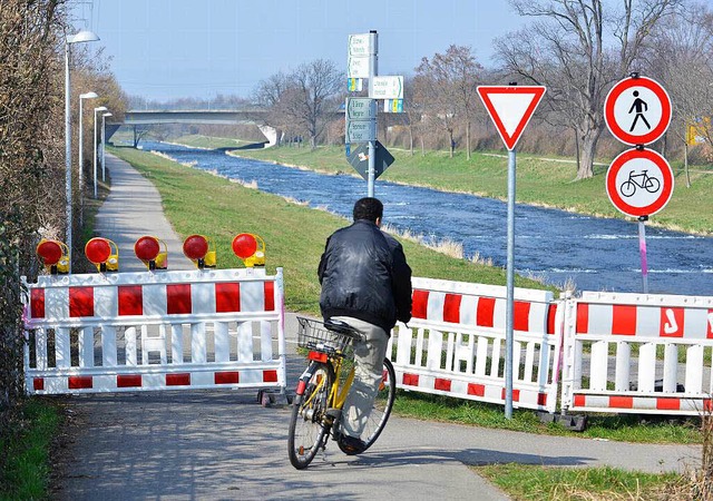 Nicht alle Radfahrer halten sich an die Absperrungen am Dreisamufer.   | Foto: michael bamberger