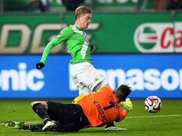 Das strittige Duell zwischen SC-Torht... Brki und Wolfsburgs Kevin de Bruyne.  | Foto: AFP