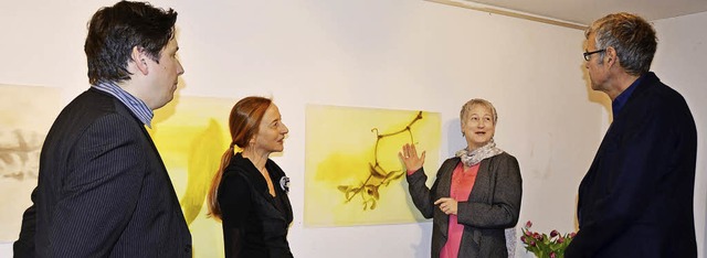 Leiselheim. Elisabeth Brender (zweite ...humacher und Zurer bei der Vernissage  | Foto: Roland Vitt