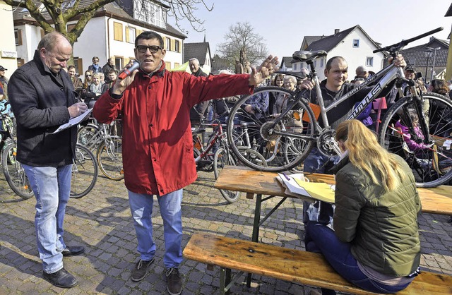 Das Versteigerungsteam um Helmut Dold ... Tour de Rust alle Hnde voll zu tun.   | Foto: Bernhard Rein