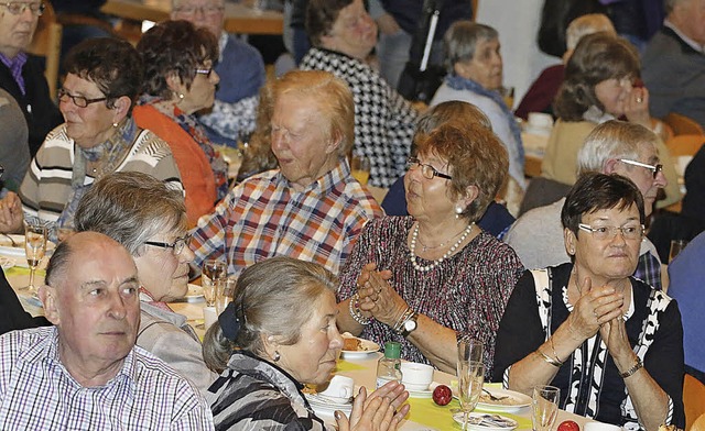 Beifall bei Kaffee und Kuchen: Das Brgerhaus war voll besetzt.   | Foto: heidi fssel