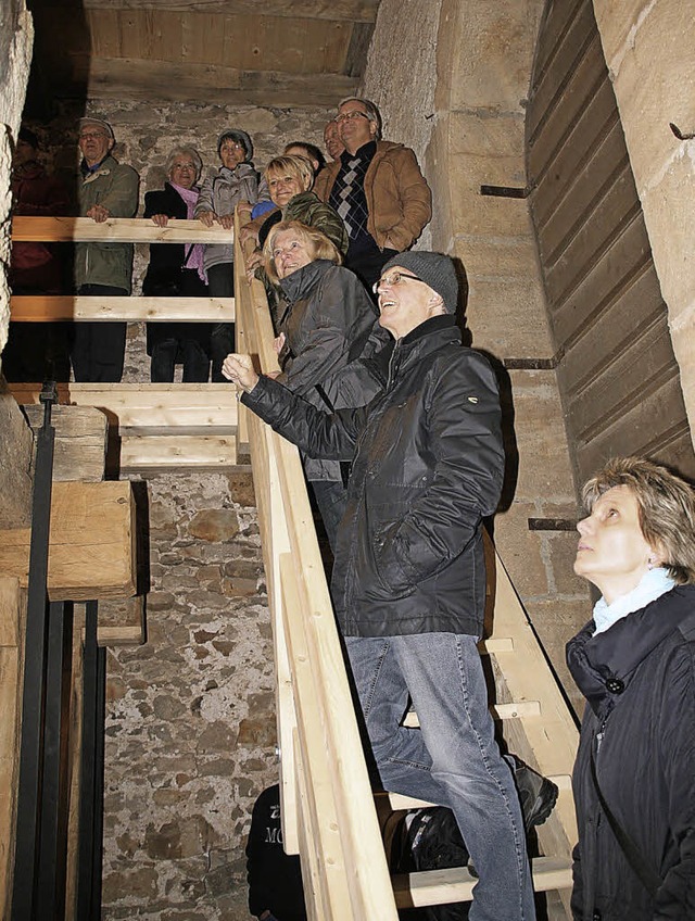 Im Turm der Hochsaler Kirche bestaunte...n Tr den  renovierten Glockenstuhl.    | Foto: Peter Schtz