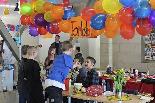 Schler prsentieren ihre Schule