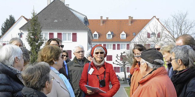 Stadtfhrerin Hildegard Vierhuff-Bocks...n vor einem der typischen Wohnhuser.   | Foto: Lauber