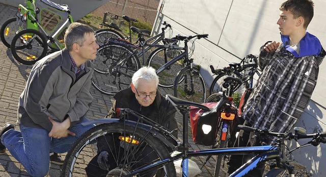 ESV-Prsident Maik Hoffmann und Jrg R...ks) gaben Tipps zur Fahrradreparatur.   | Foto: Teuber