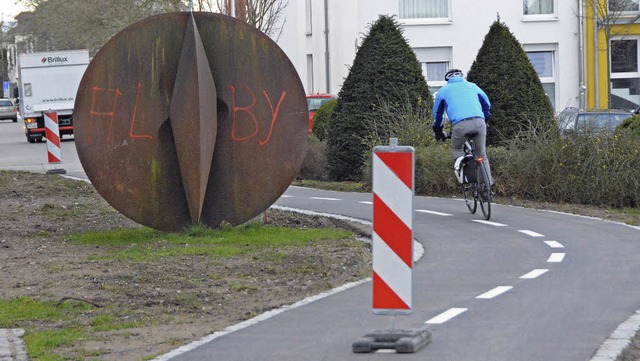 Nicht optimal: Der Radweg an der Stadt... im Bogen um die Skulptur Roda herum.   | Foto: LAUBER