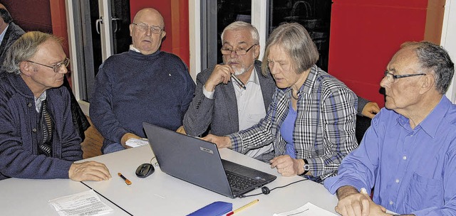 Hier, von links, die Zhlgruppe aus Do...), Brigitte Perzlmaier und Rolf Martin  | Foto: Alfred Lins