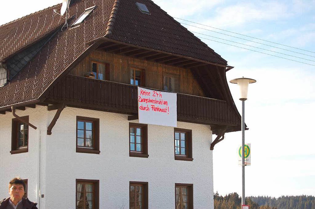 Protest am Haus der Familie Rösch in u...elbarer Nähe des geplanten Standortes.  | Foto: Claudia Renk