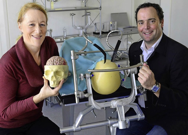 Wenn am Gehirn operiert wird, kommt es...ihre Produkte an einem Schdelmodell.   | Foto: Ingo Schneider