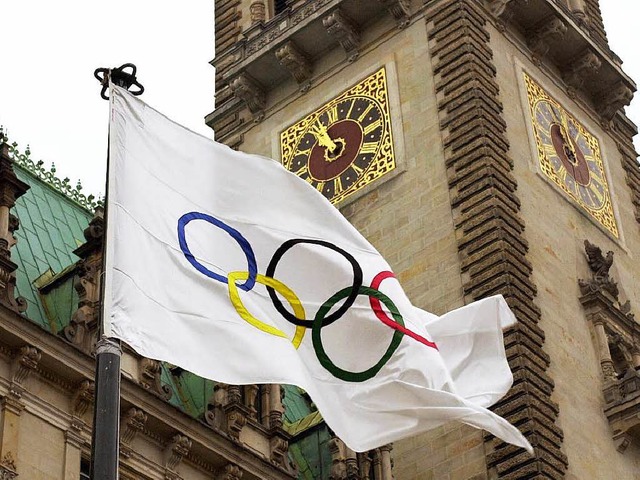 Vor dem Hamburger Rathaus weht bereits die olympische Flagge.  | Foto: dpa
