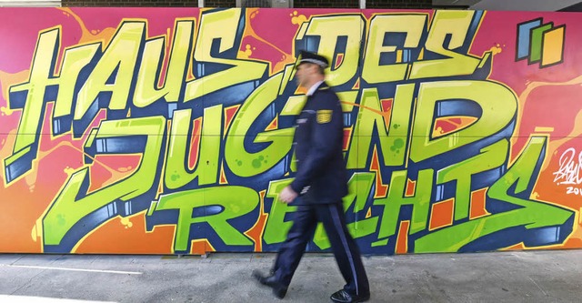 Polizist vor dem Mannheimer Haus des Jugendrechts   | Foto: dpa