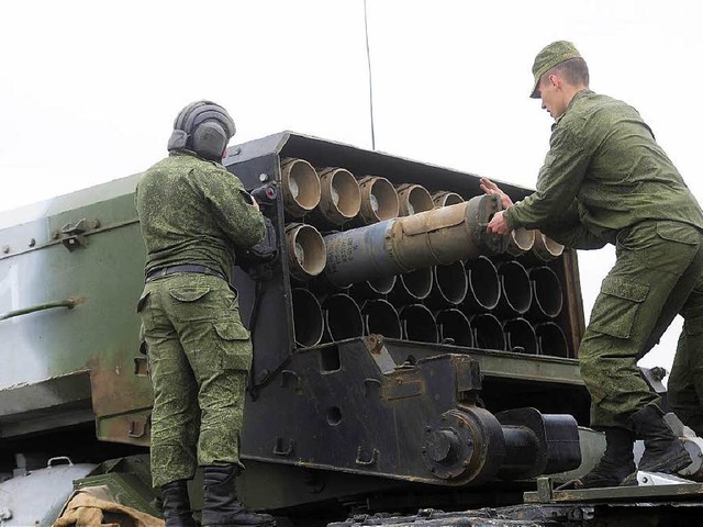 Russische Soldaten bei einer bung nah...rt von 90 Millionen Franken geliefert.  | Foto: dpa