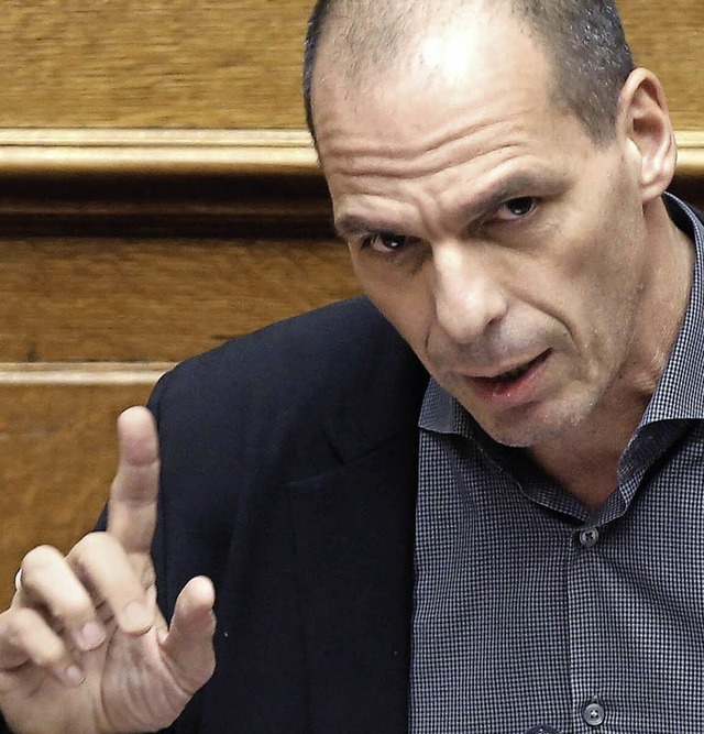 Alle Finger sind da, wo sie hingehren...minister Yanis Varoufakis im Parlament  | Foto: dpa