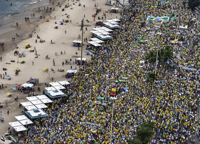 Zehntausende haben am  Wochenende alle...Rio gegen die Regierung demonstriert.   | Foto: AFp